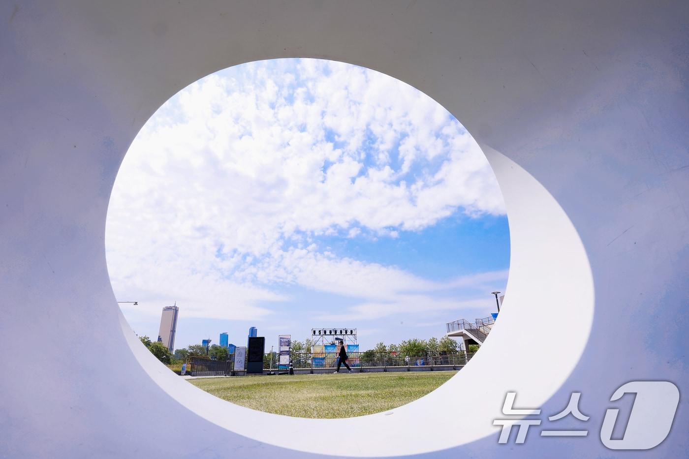 본문 이미지 - 맑고 포근한 날씨를 보인 6일 서울 용산구 노들섬을 찾은 시민들이 산책을 하며 여유로운 시간을 보내고 있다. 2026.5.6 ⓒ 뉴스1 조연우 인턴기자