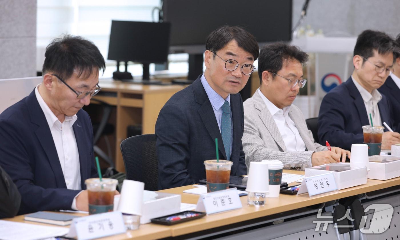본문 이미지 - 정연우 지식재산처 차장(왼쪽에서 2번째)이 ‘지식재산처 정상화 추진 TF 통합토론회’에서 인사말을 하고 있다.(지식재산처 제공. 재판매 및 DB금지)/뉴스1