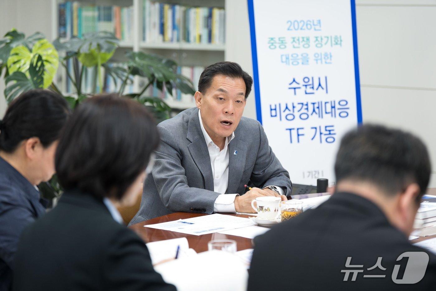 본문 이미지 - 이재준 경기 수원시장이 6일 시청에서 '수원형 민생안정 총괄 대응 회의'를 주재하고 있다. (수원시 제공. 재판매 및 DB 금지) 2026.5.6/뉴스1