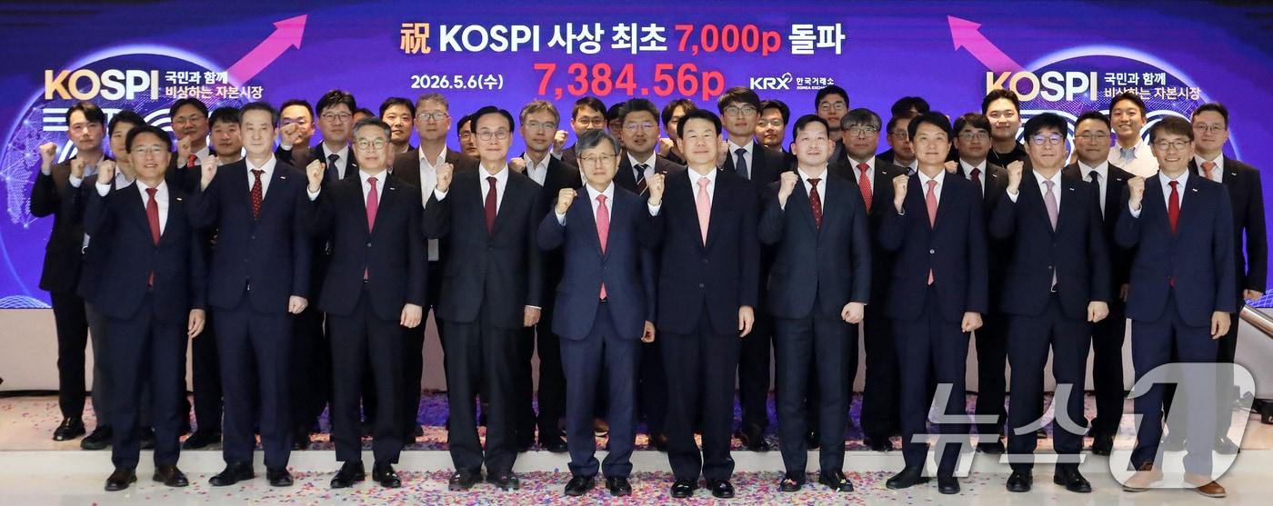 본문 이미지 - 코스피 지수가 사상 처음으로 7000선을 돌파한 6일 부산 남구 부산국제금융센터(BIFC) 한국거래소 홍보관에서 정은보 한국거래소 이사장 등 참석자들이 코스피 7000 돌파 축하 세리머니를 하고 있다. 이날 코스피는 447.57포인트 오른 7384.56에 장을 마감했다. 2026.5.6 ⓒ 뉴스1 윤일지 기자