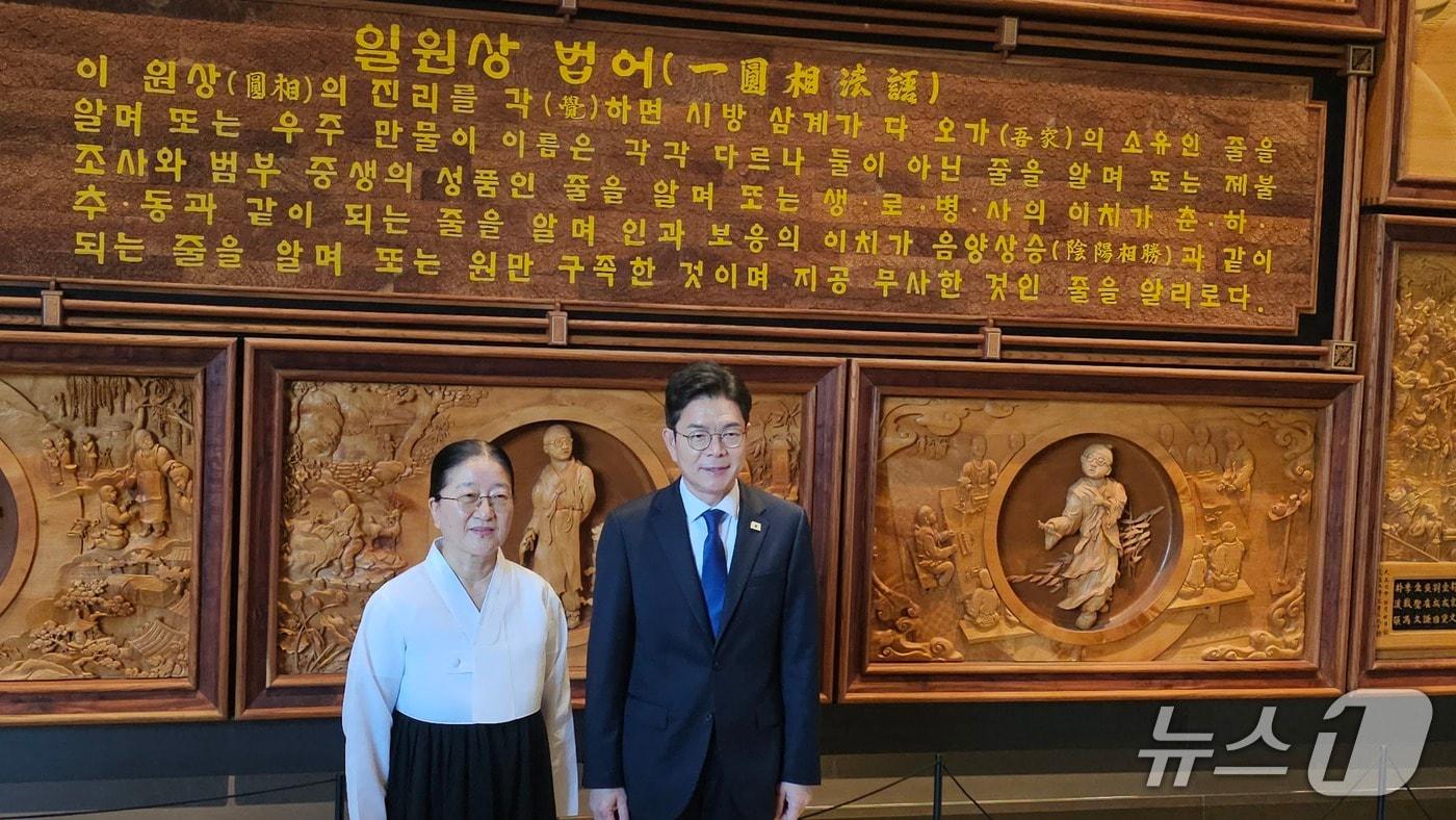 본문 이미지 - 하타원 모경희 원불교 서울교구장(왼쪽)과 정원오 더불어민주당 서울시장 후보가 서울 동작구 원불교 소태산 기념관에서 만나 기념 사진을 찍고 있다. 2026.05.06 ⓒ 뉴스1 정지윤 기자