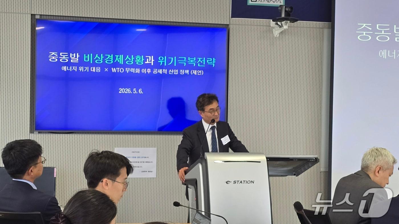 본문 이미지 - 박원주 동국대 석좌교수는 6일 서울대 관악캠퍼스에서 열린 국가미래전략원 좌담회에 참석해 중동사태발 경제 위기 시나리오를 공유했다./News1 ⓒ 뉴스1 윤주영 기자