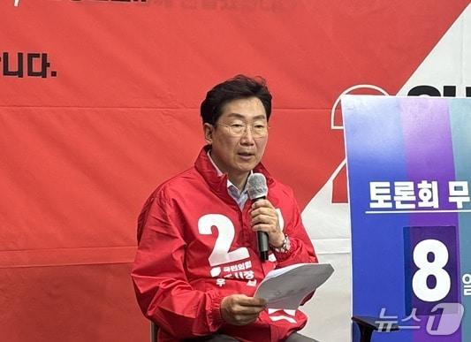본문 이미지 - 원강수 국민의힘 민선 9기 강원 원주시장 예비후보가 6일 원주시청에서 반려동물 특화 복합단지를 조성하겠다고 공약했다. (원강수 후보 캠프 제공. 재판매 및 DB금지) 2026.5.6/뉴스1