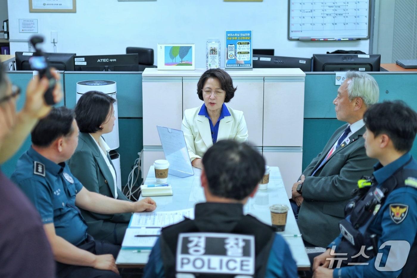 본문 이미지 - 추미애 더불어민주당 후보가 6일 의정부 금오지구대를 찾아 현장 경찰관들과 대화를 나누고 있다.(후보 캠프 제공)