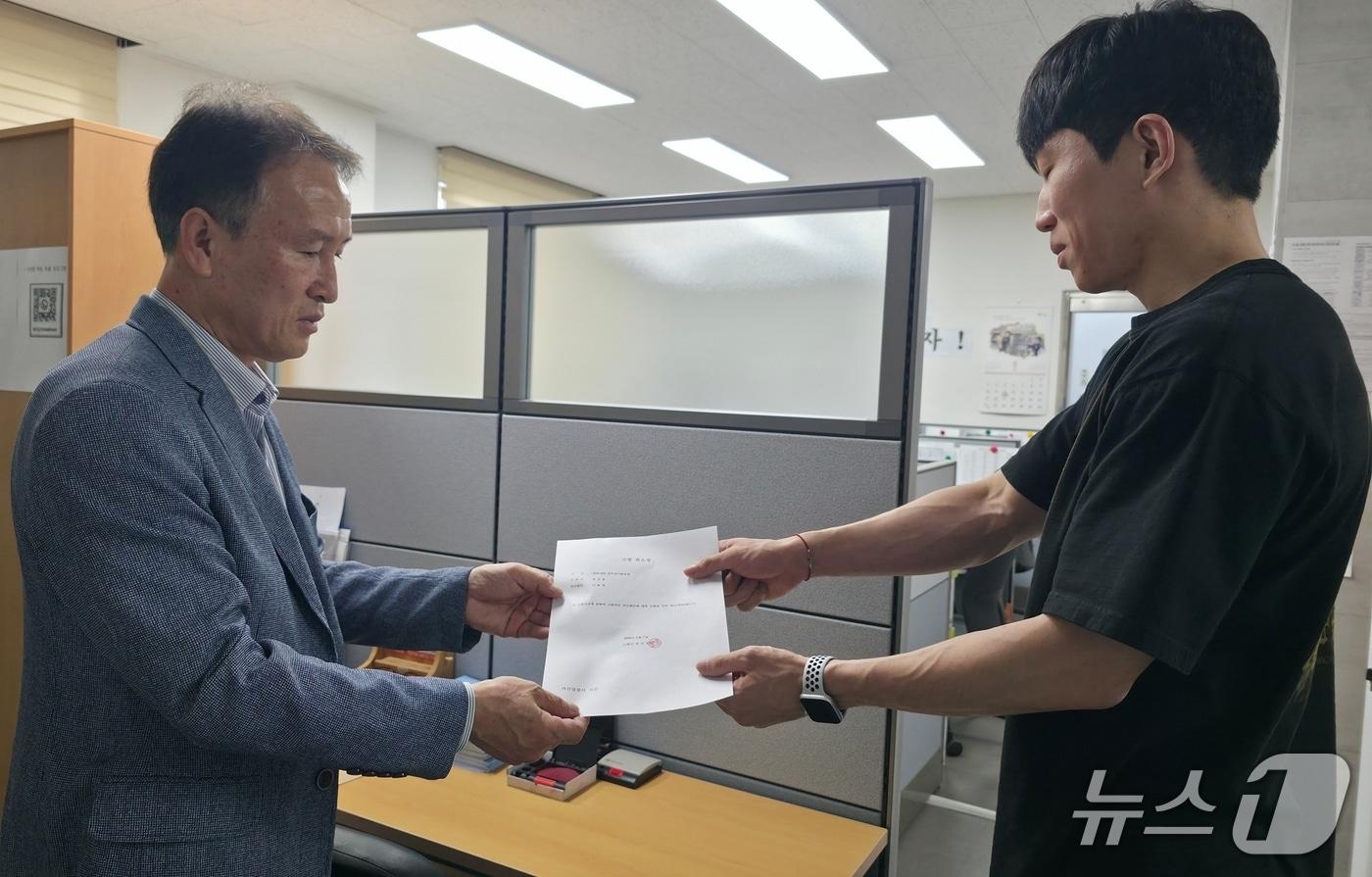 본문 이미지 - 이차영 더불어민주당 괴산군수 후보 선거사무소 관계자가 6일 괴산경찰서에 나용찬 전 예비후보 고발 취소서를 접수하고 있다.(이차영 후보 선거사무소 제공. 재판매 및 DB금지)/뉴스1
