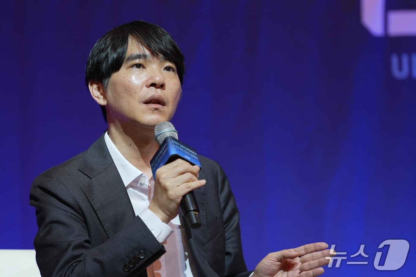 본문 이미지 - 이세돌 UNIST 특임교수가 6일 GRIT인재융합학부 오픈스테이지 토크콘서트에서 알파고 대국의 의미와 AI 기술이 바둑계에 미친 변화에 대해 이야기하고 있다.(UNIST 제공. 재판매 및 DB금지)/뉴스1