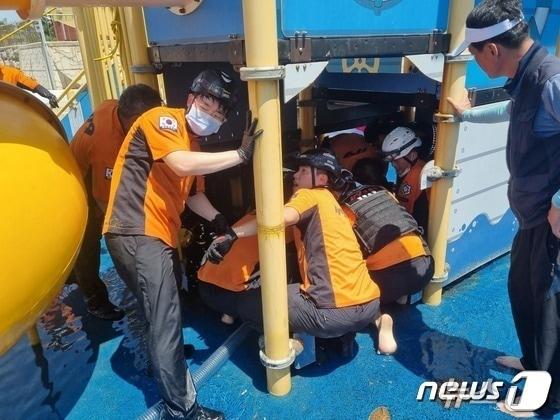 본문 이미지 - 2023년 8월 1일 낮 11시 12분쯤 경북 울릉군 북면 현포리 항포구 인근에 설치된 물놀이장에서 가족과 함께 여행 온 A군(13)이 취수구에서 팔이 끼여 숨지는 사고가 발생했다. 신고를 받고 출동한 119대원들이 구조 작업을 펼치고 있다.(포항남부소방서제공)2023.8.2/뉴스1