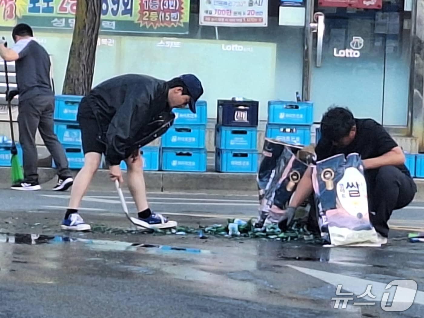 본문 이미지 - 지난 4일 오후 6시 15분께 동두천 큰시장 로터리를 돌던 화물차량이 전복되자 길을 걷던 청년이 달려가 수습을 돕는 모습. (동두천시민 제공)
