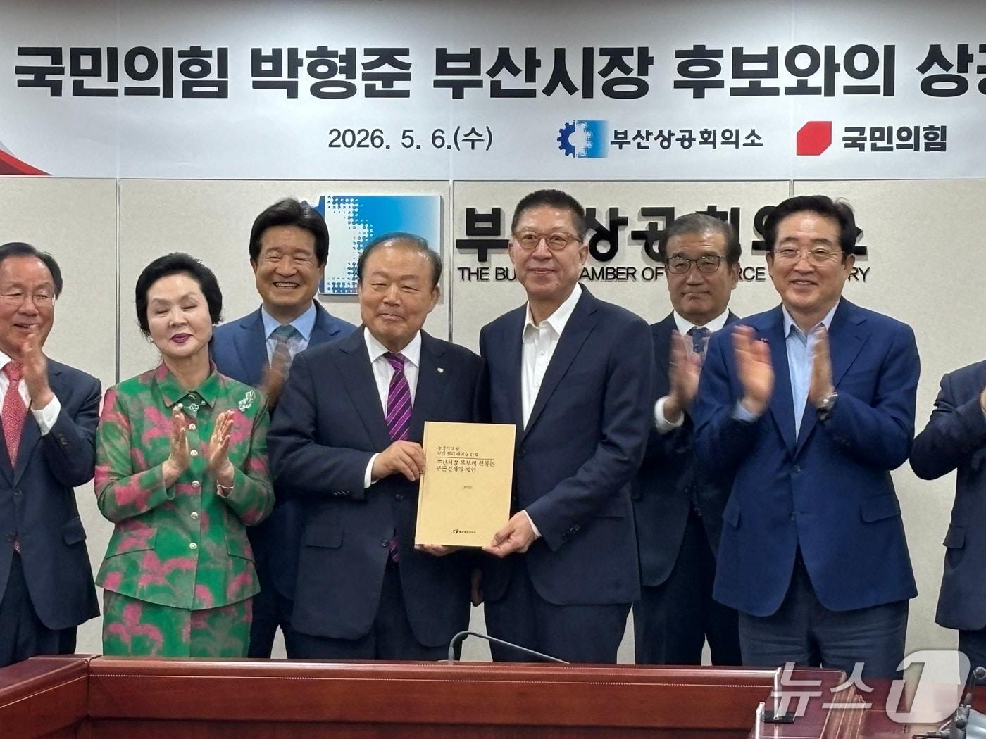 본문 이미지 - 양재생 부산상의 회장이 박형준 국민의힘 부산시장 후보에 정책제안집을 전달하는 모습 2026.5.6 ⓒ 뉴스1 홍윤 기자