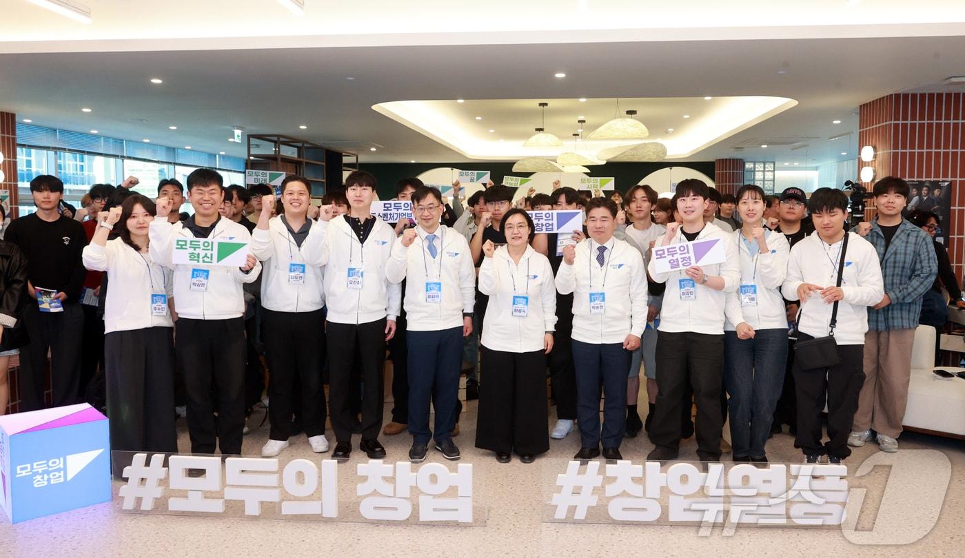 본문 이미지 - 한성숙 중소벤처기업부 장관이 6일 경산시 대구대학교에서 열린 모두의 창업 프로젝트 청년 창업 활성화 토크콘서트에서 참석자들과 기념 촬영을 하고 있다. (중소벤처기업부 제공, 재판매 및 DB 금지) 2026.5.6 ⓒ 뉴스1 김진환 기자