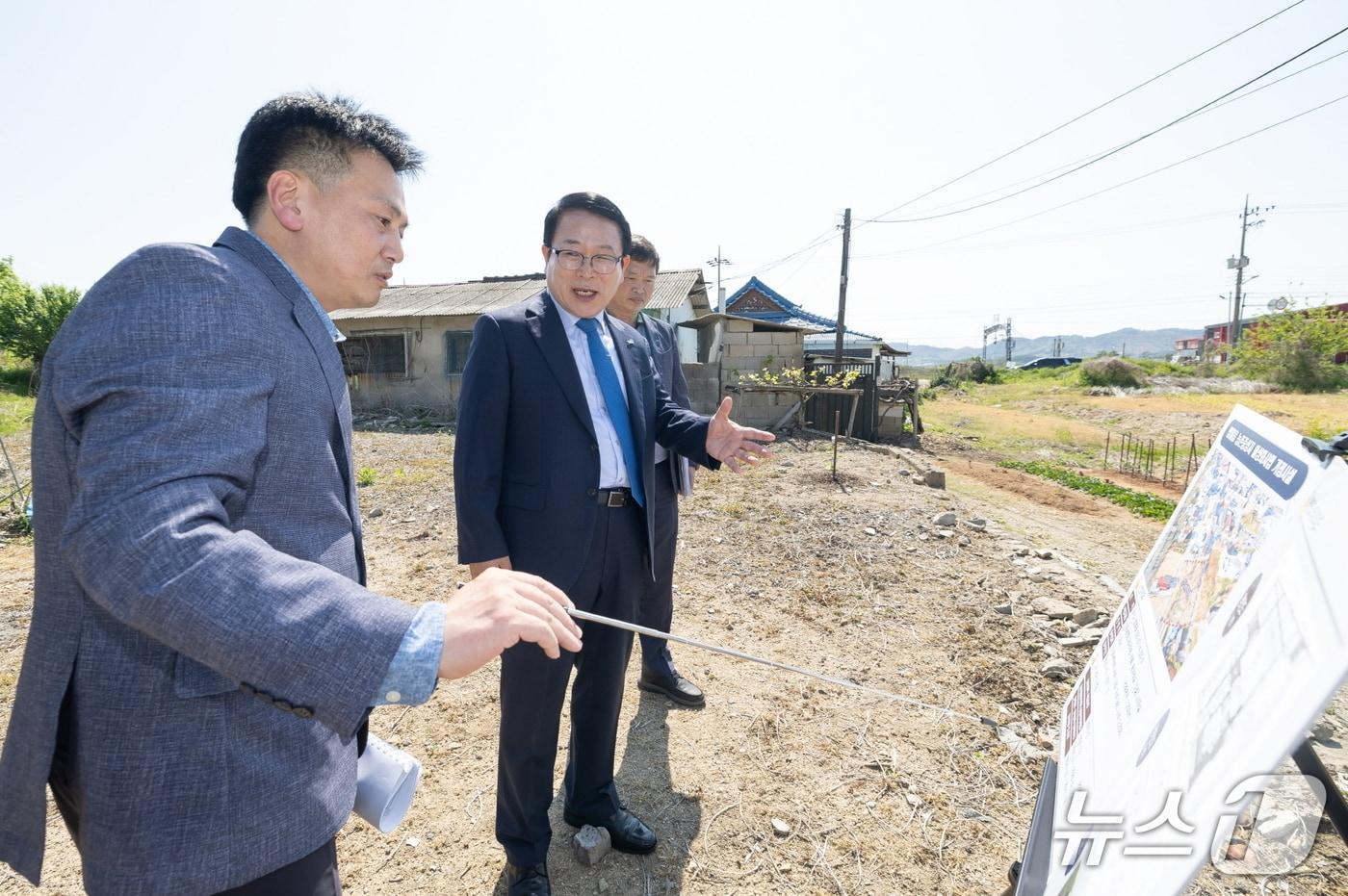본문 이미지 - 정헌율 전북 익산시장이 6일 함열읍의 한 현장을 찾아 점검하고 있다.(익산시 제공. 재판매 및 DB 금지)