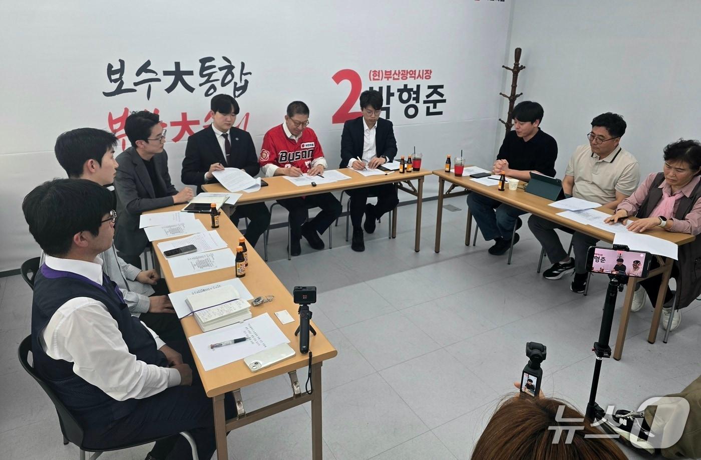 본문 이미지 - 박형준 국민의힘 부산시장 후보가 6일 비노조 택배기사, CU 가맹점주, 청년단체 관계자들과 간담회를 열고 노조 파업으로 인한 피해 사례를 청취하고 있다.2026.5.6 ⓒ 뉴스1 이주현 기자