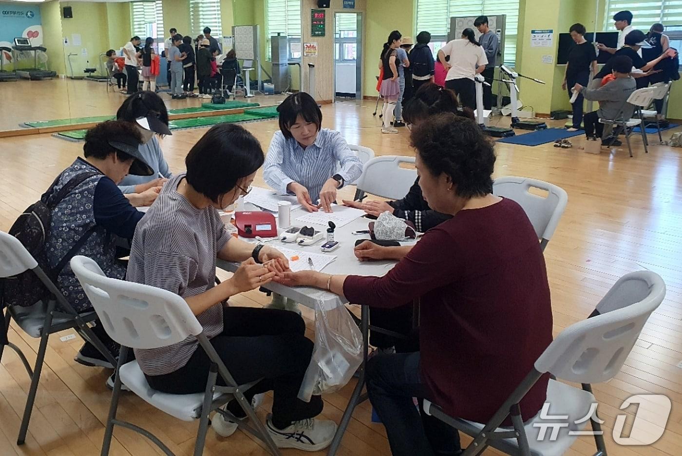 본문 이미지 - 증평 체력증진교실 사전 건강검진.(증평군 제공. 재판매 및 DB금지)/뉴스1