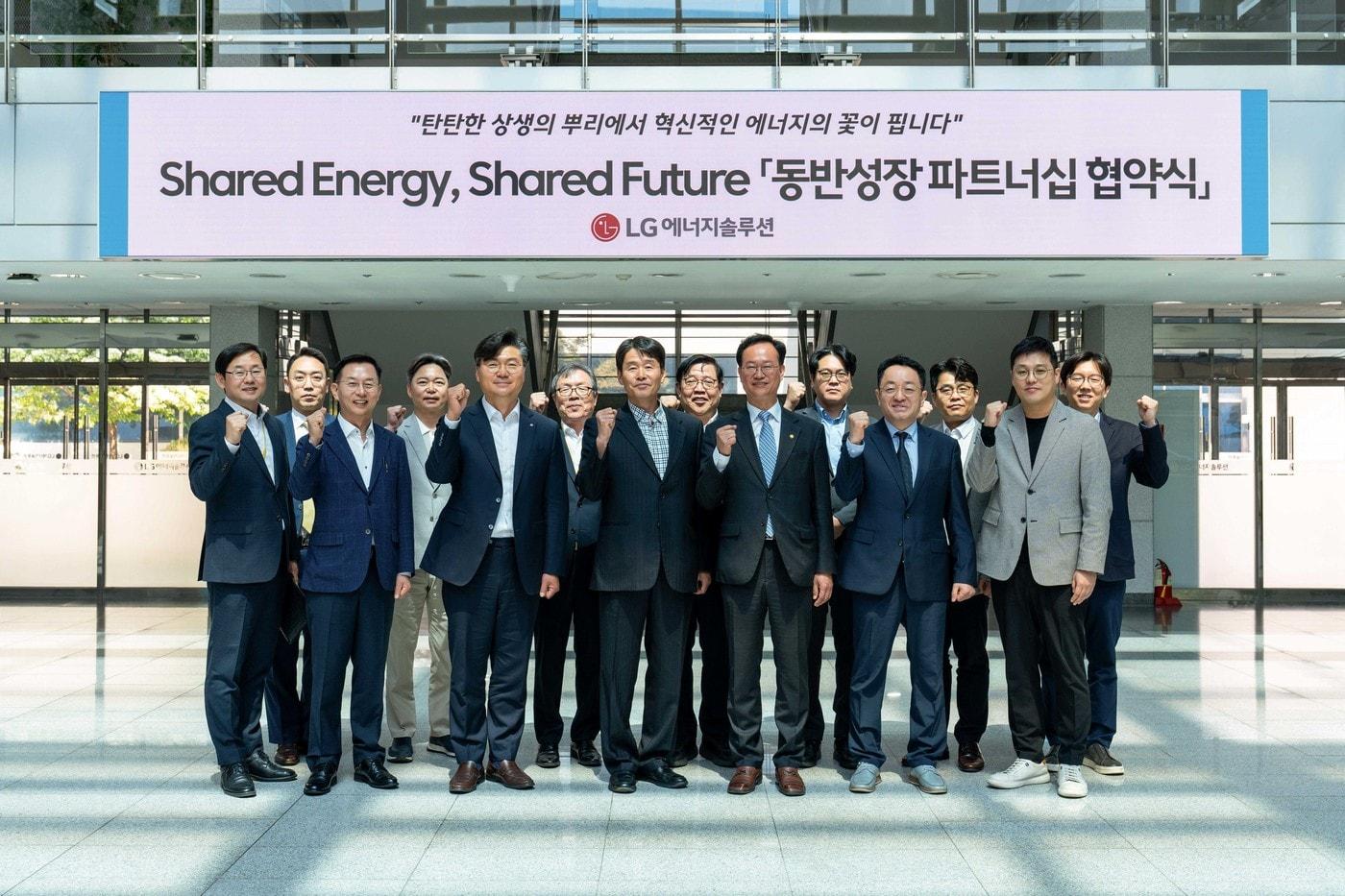 본문 이미지 - 6일 LG에너지솔루션 오창 에너지플랜트에서 동반성장 파트너십 협약식을 개최하고 기념 사진 촬영을 하고 있다. 앞줄 왼쪽부터 권병현 신성에스티 부사장, 서동조 보백씨엔에스 대표이사, 김우섭 LG에너지솔루션 커뮤니케이션센터장, 이동찬 폴 대표이사, 송재봉 더불어민주당 의원, 이송영 에이엠텍 대표이사, 하기봉 LG에너지솔루션 구매.Pack부품구매 담당. (LG에너지솔루션 제공)