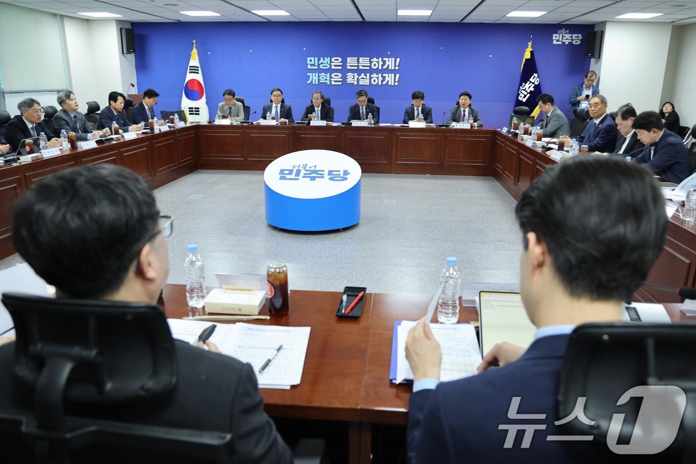 본문 이미지 - 유동수 위원장이 7일 서울 여의도 국회 의원회관에서 열린 더불어민주당 중동전쟁 경제대응특별위원회 5차 회의에서 발언하고 있다. 2026.5.7 ⓒ 뉴스1 신웅수 기자