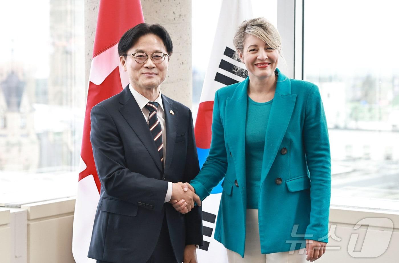 본문 이미지 - 김정관 산업통상부 장관이 지난 5일(현지시간) 캐나다 오타와에서 멜라니 졸리 캐나다 산업부 장관과 기념 촬영을 하고 있다. (산업통상부 제공. 재판매 및 DB 금지) 2026.5.7 ⓒ 뉴스1