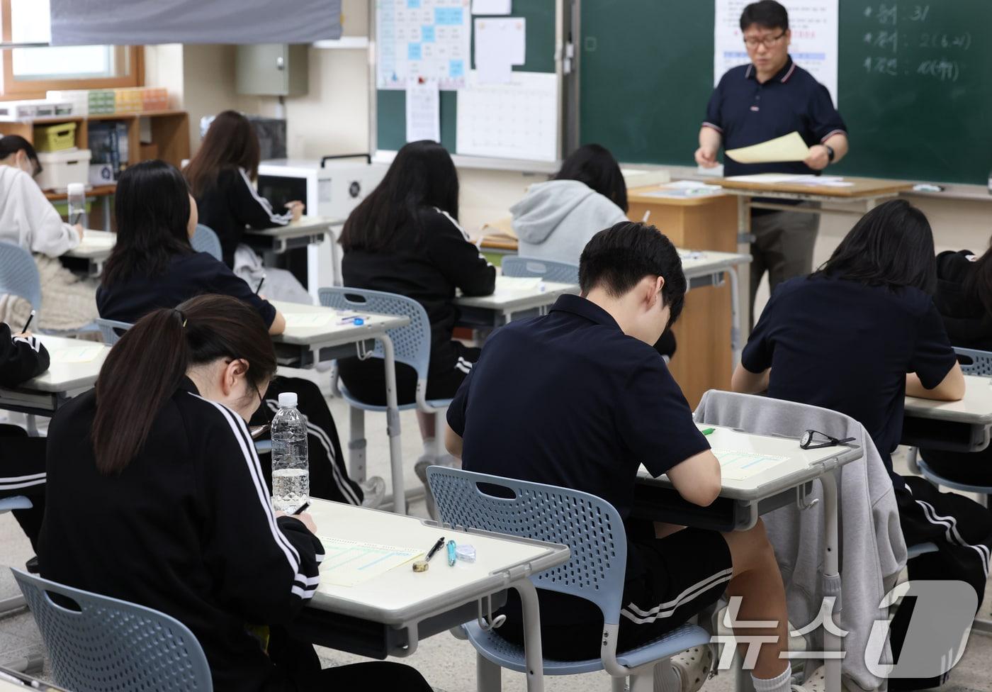 본문 이미지 - 7일 경기 화성시 동탄구 동탄고등학교에서 3학년 학생들이 경기도교육청 주관 2026년 5월 전국연합학력평가를 치르고 있다. 2026.5.7 ⓒ 뉴스1 김영운 기자