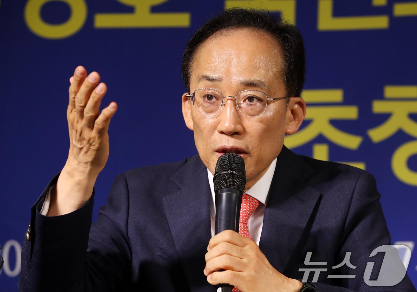 본문 이미지 - 추경호 국민의힘 대구시장 후보가 7일 오전 대구 남구 이천동 대구아트파크에서 열린 아시아포럼21 초청 토론회에 참석해 취재진 질문에 답하고 있다. ⓒ 뉴스1 공정식 기자