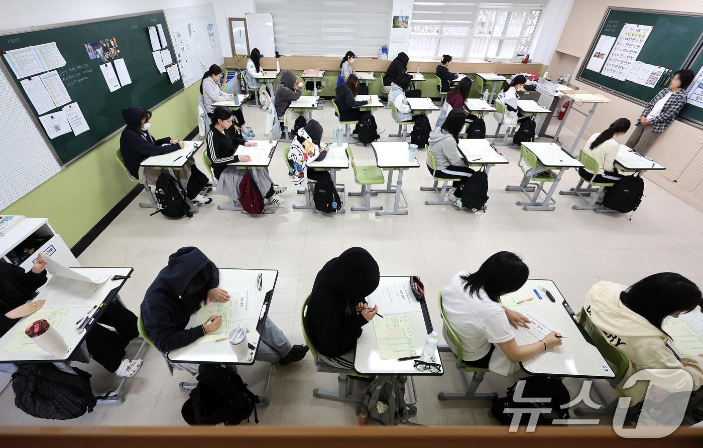 본문 이미지 - 2026학년도 5월 고3 전국연합학력평가가 치러진 7일 오전 대구 수성구 대구여고에서 고3 학생들이 답안지에 수험생 정보를 적고 있다. 2026.5.7 ⓒ 뉴스1 공정식 기자