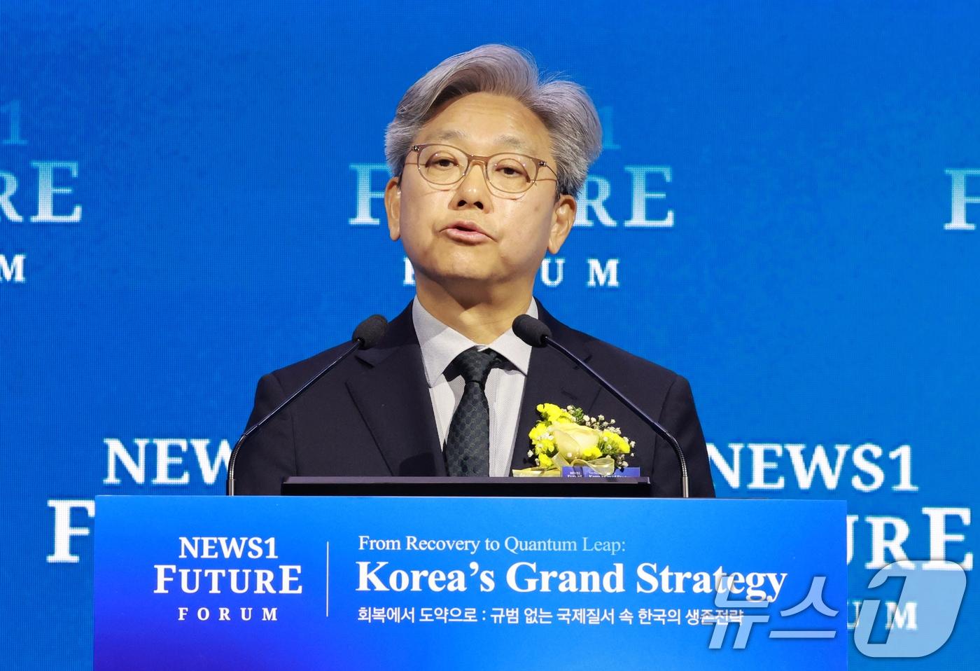 본문 이미지 - 이영섭 뉴스1 대표이사가 7일 서울 여의도 페어몬트 앰배서더 호텔에서 열린 뉴스1 미래포럼에서 개회사를 하고 있다. '회복에서 도약으로 : 규범 없는 국제질서 속 한국의 생존전략’를 주제로 열린 이번 포럼은 뉴스1 주최로 열렸다. ⓒ 뉴스1 김민지 기자