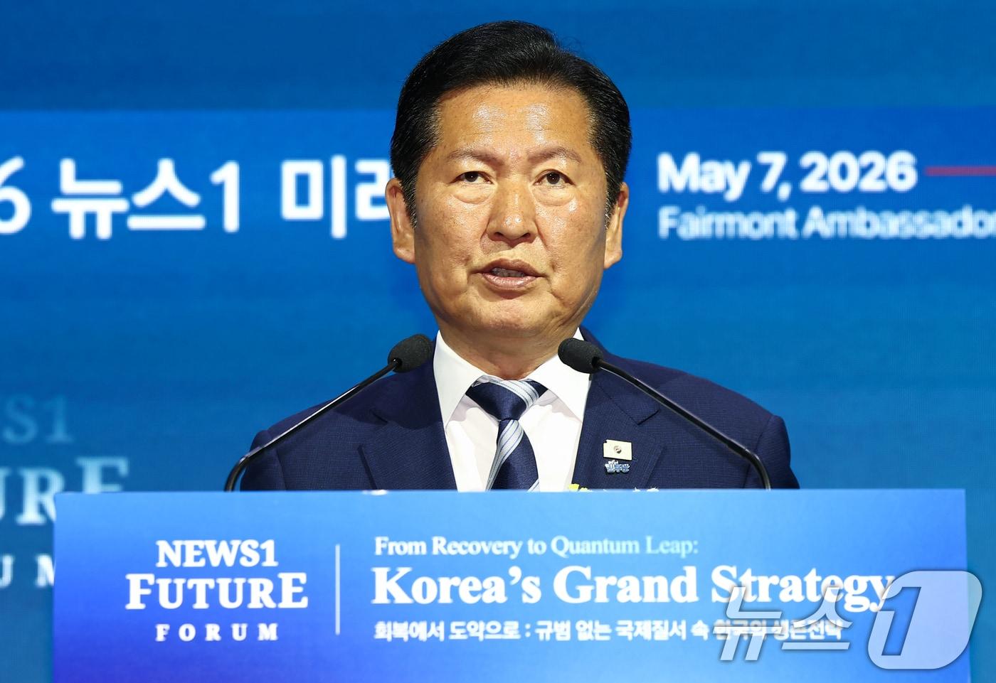 본문 이미지 - 정청래 더불어민주당 대표가 7일 서울 여의도 페어몬트 앰배서더 호텔에서 열린 뉴스1 미래포럼에서 축사를 하고 있다. '회복에서 도약으로 : 규범 없는 국제질서 속 한국의 생존전략’를 주제로 열린 이번 포럼은 뉴스1 주최로 열렸다. 2026.5.7 ⓒ 뉴스1 김민지 기자