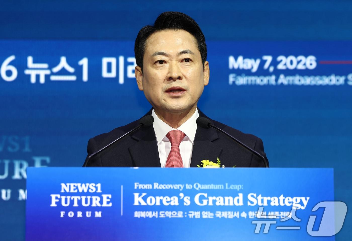 본문 이미지 - 장동혁 국민의힘 대표가 7일 서울 여의도 페어몬트 앰배서더 호텔에서 열린 뉴스1 미래포럼에서 축사하고 있다. '회복에서 도약으로 : 규범 없는 국제질서 속 한국의 생존전략’를 주제로 열린 이번 포럼은 뉴스1 주최로 열렸다. 2026.5.7 ⓒ 뉴스1 김민지 기자