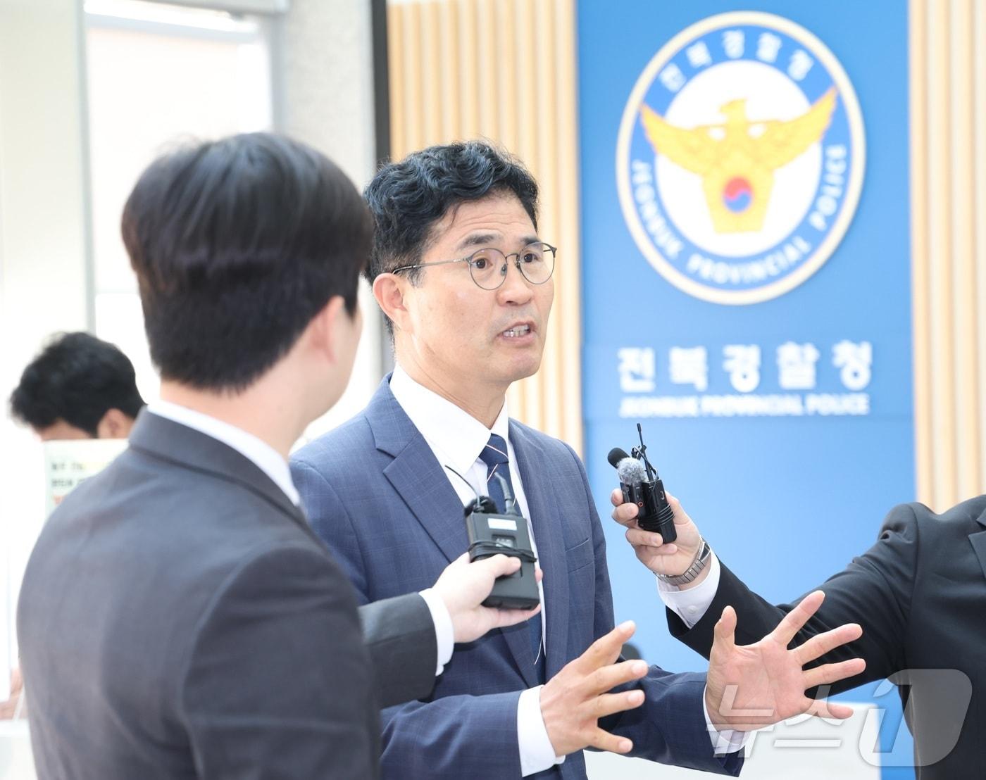 본문 이미지 - 공직선거법 위반 혐의를 받는 이원택 더불어민주당 전북도지사 예비후보가 7일 전북 전주시 전북경찰청에 출석해 취재진의 질의에 답변을 하고 있다. ⓒ 뉴스1 유경석 기자