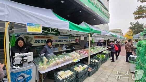 본문 이미지 - 지난해 열린 강원농협 로컬푸드 목요장터 자료사진.(뉴스1 DB)
