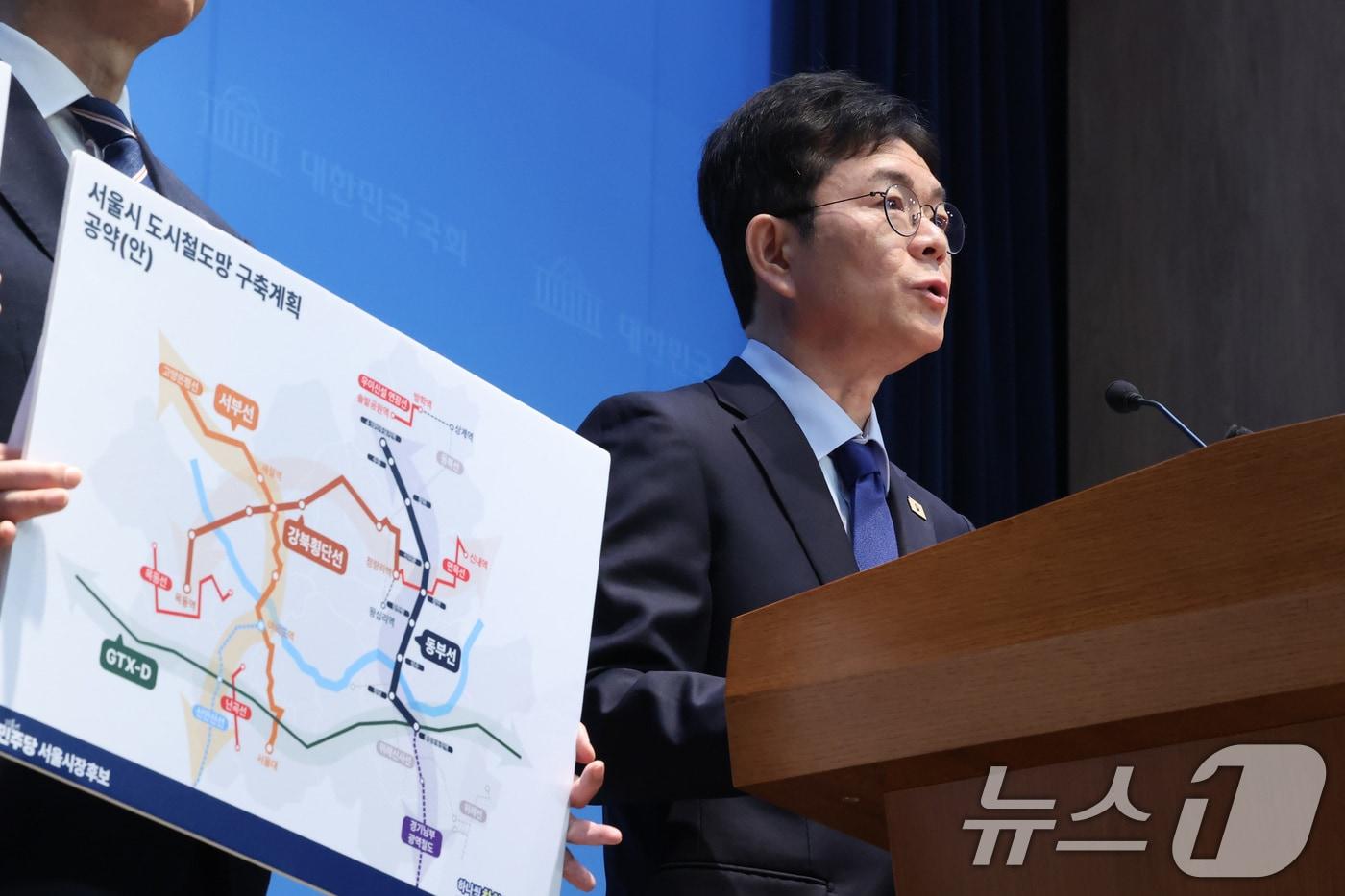 본문 이미지 - 정원오 더불어민주당 서울시장 후보가 7일 서울 여의도 국회 소통관에서 교통 공약을 발표하고 있다. 2026.5.7 ⓒ 뉴스1 신웅수 기자