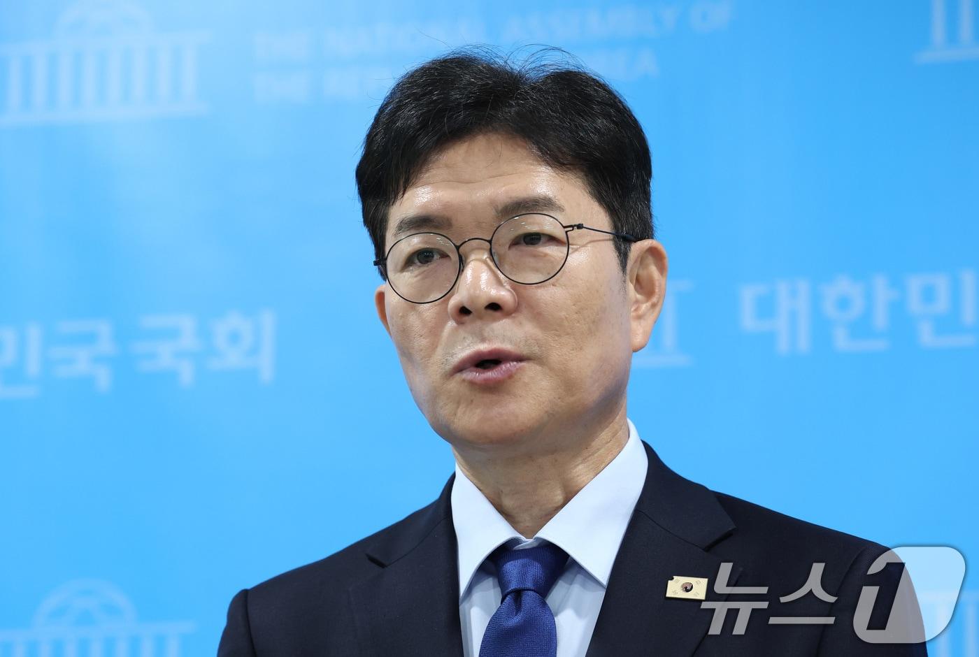 본문 이미지 - 정원오 더불어민주당 서울시장 후보가 7일 서울 여의도 국회 소통관에서 교통 공약에 대한 취재진의 질의에 답변하고 있다. 2026.5.7 ⓒ 뉴스1 신웅수 기자