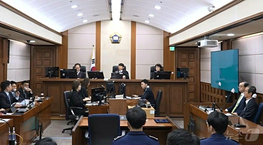 본문 이미지 - 한덕수 전 총리가 7일 오전 서울 서초구 서울고등법원에서 열린 내란우두머리방조 등 2심 선고 공판에 출석하고 있다. (서울고등법원 제공. 재판매 및 DB 금지) ⓒ 뉴스1