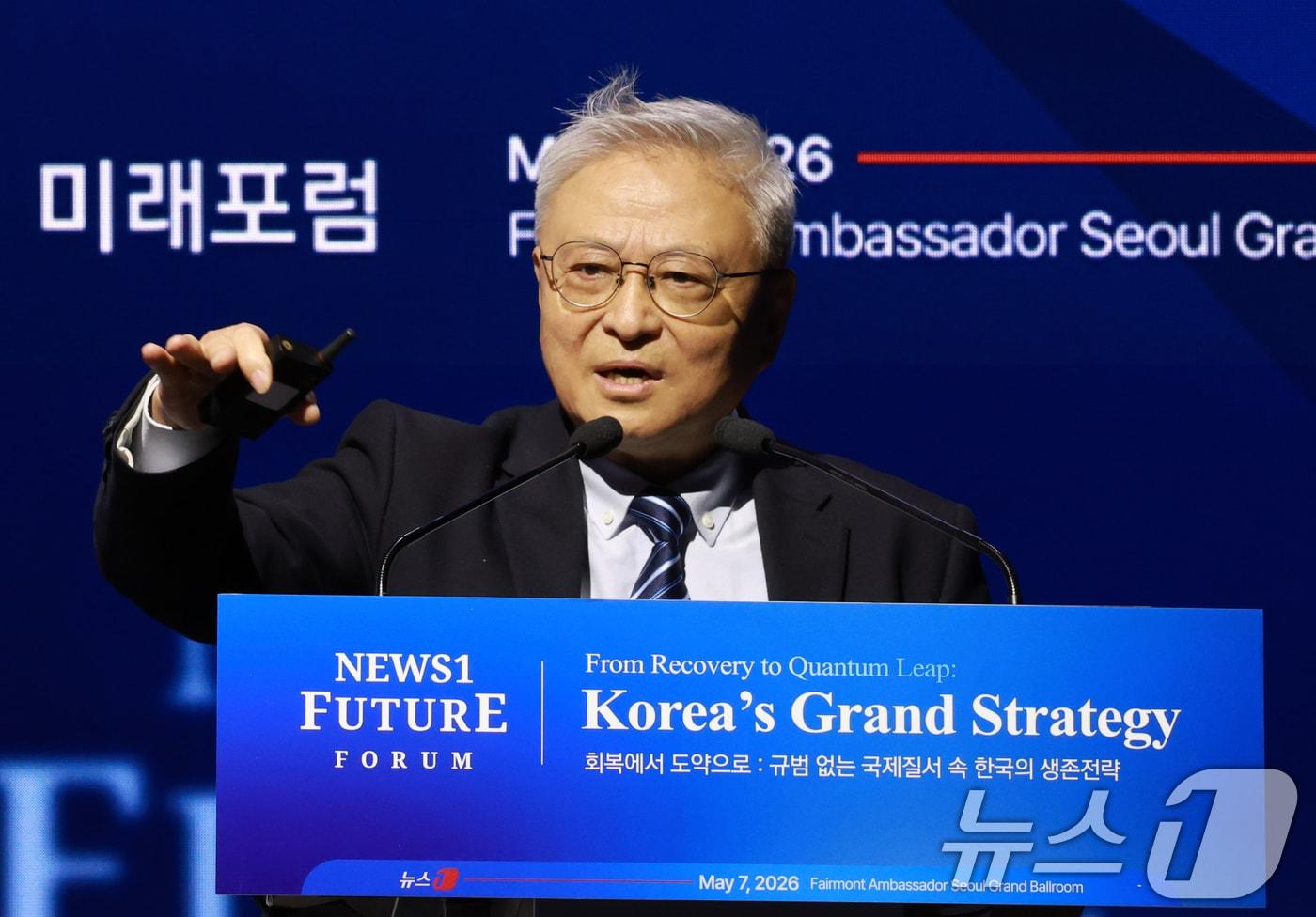본문 이미지 - 옌쉐퉁 중국 칭화대 국제관계연구원 명예원장이 7일 서울 여의도 페어몬트 앰배서더 호텔에서 열린 뉴스1 미래포럼에서 중국의 외교와 탈세계화를 주제로 기조강연을 하고 있다. 2026.5.7 ⓒ 뉴스1 임세영 기자
