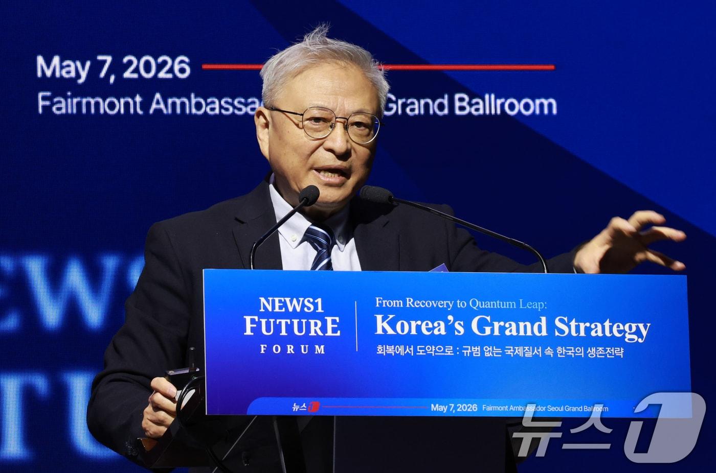 본문 이미지 - 옌쉐퉁 중국 칭화대 국제관계연구원 명예원장이 7일 서울 여의도 페어몬트 앰배서더 호텔에서 열린 뉴스1 미래포럼에서 중국의 외교와 탈세계화를 주제로 기조강연을 하고 있다. 2026.5.7 ⓒ 뉴스1 임세영 기자