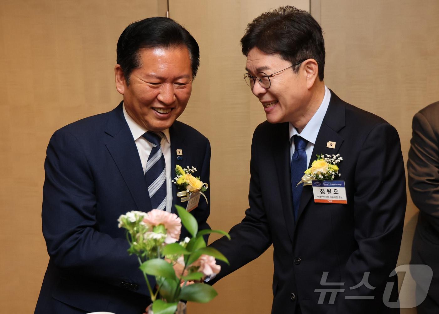 본문 이미지 - 정청래 더불어민주당 대표와 정원오 서울시장 후보가 7일 서울 여의도 페어몬트 앰배서더 호텔에서 열리는 뉴스1 미래포럼에 앞서 열린 사전 리셉션에서 악수를 나누고 있다.  2026.5.7 ⓒ 뉴스1 임세영 기자