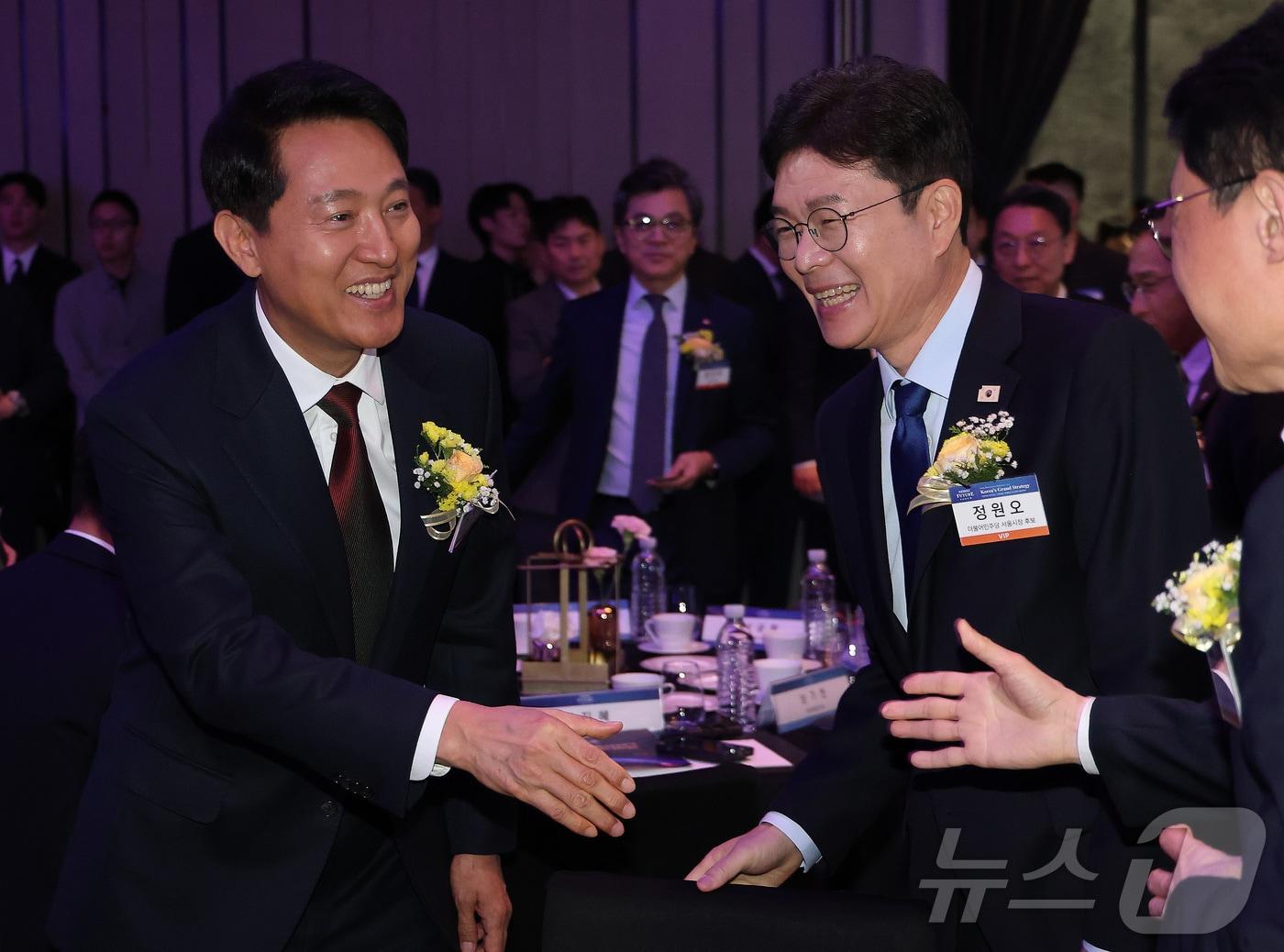 본문 이미지 - 정원오 더불어민주당 서울시장 후보와 오세훈 국민의힘 서울시장 후보가 7일 서울 여의도 페어몬트 앰배서더 호텔에서 열린 뉴스1 미래포럼에서 인사하고 있다. 2026.5.7 ⓒ 뉴스1 임세영 기자