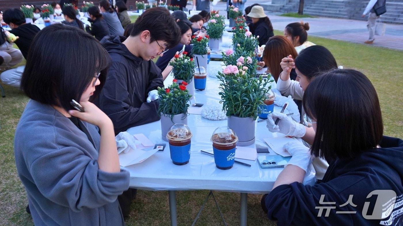 본문 이미지 - 경기도기숙사 입사생들이 부모님께 드릴 감사편지와 카네이션 화분을 만들고 있다.(경기도기숙사 제공. 재판매 및 DB금지)