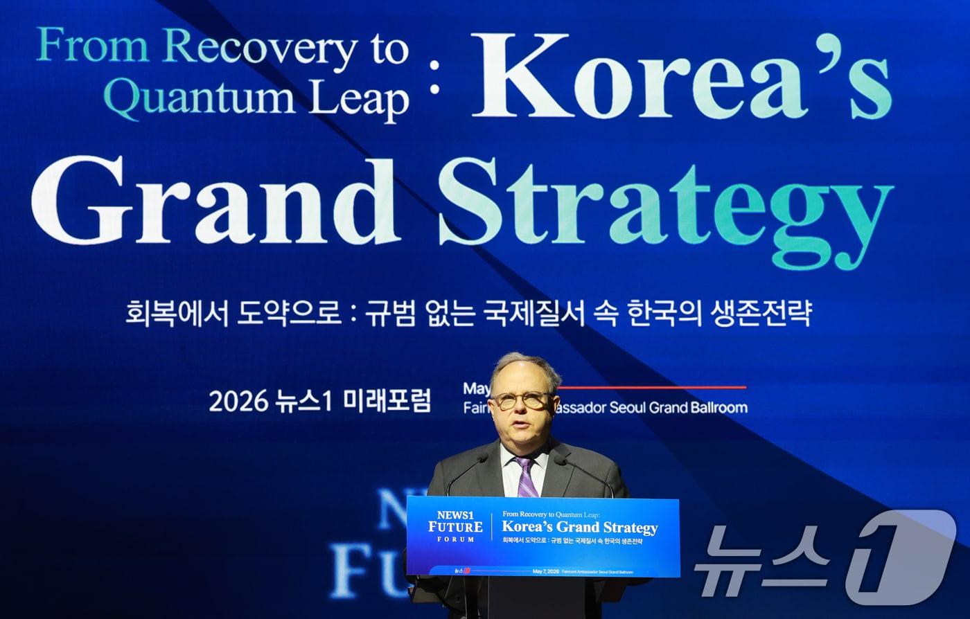 본문 이미지 - 시드니 사일러 미국 전략국제문제연구소(CSIS) 선임고문이 7일 서울 여의도 페어몬트 앰배서더 호텔에서 열린 뉴스1 미래포럼에서 세계적 불확실성, 증대되는 위협, 동맹의 변화 한반도 안보의 미래를 주제로 기조강연을 하고 있다. 2026.5.7 ⓒ 뉴스1 임세영 기자