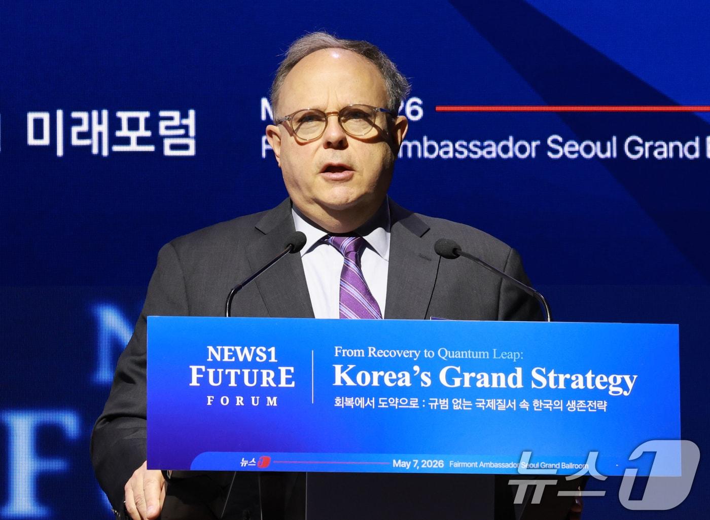 본문 이미지 - 시드니 사일러 미국 전략국제문제연구소(CSIS) 선임고문이 7일 서울 여의도 페어몬트 앰배서더 호텔에서 열린 뉴스1 미래포럼에서 세계적 불확실성, 증대되는 위협, 동맹의 변화 한반도 안보의 미래를 주제로 기조강연을 하고 있다. 2026.5.7 ⓒ 뉴스1 임세영 기자