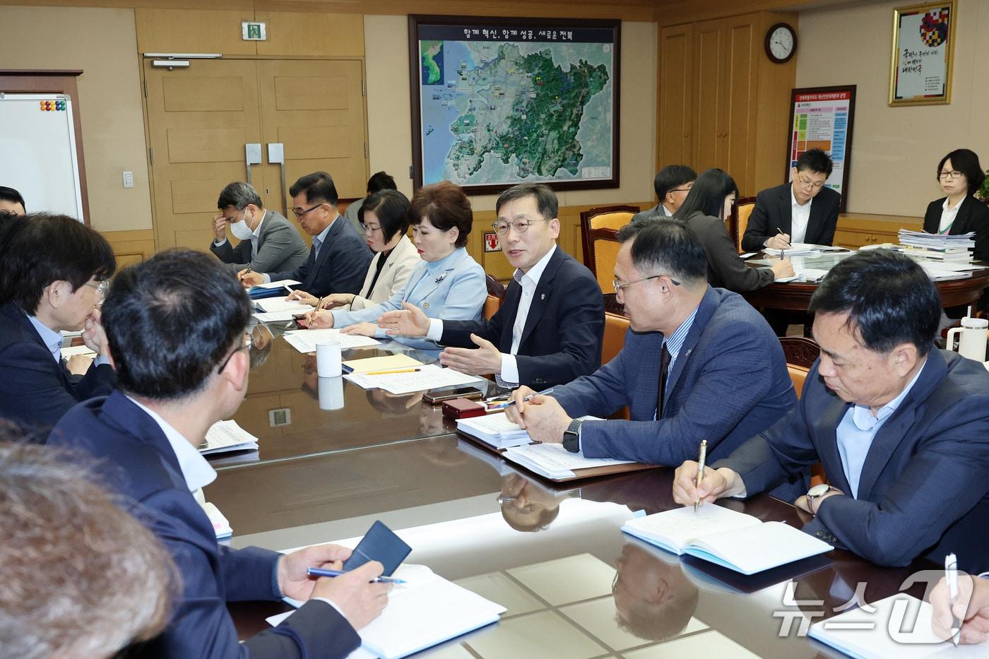 본문 이미지 - 7일 노홍석 전북도 지사 권한대행(행정부지사)가 도정현안 대응회의를 열고 안정적 도정 운영을 당부하고 있다.(전북도 제공. 재판매 및 DB금지)/뉴스1 