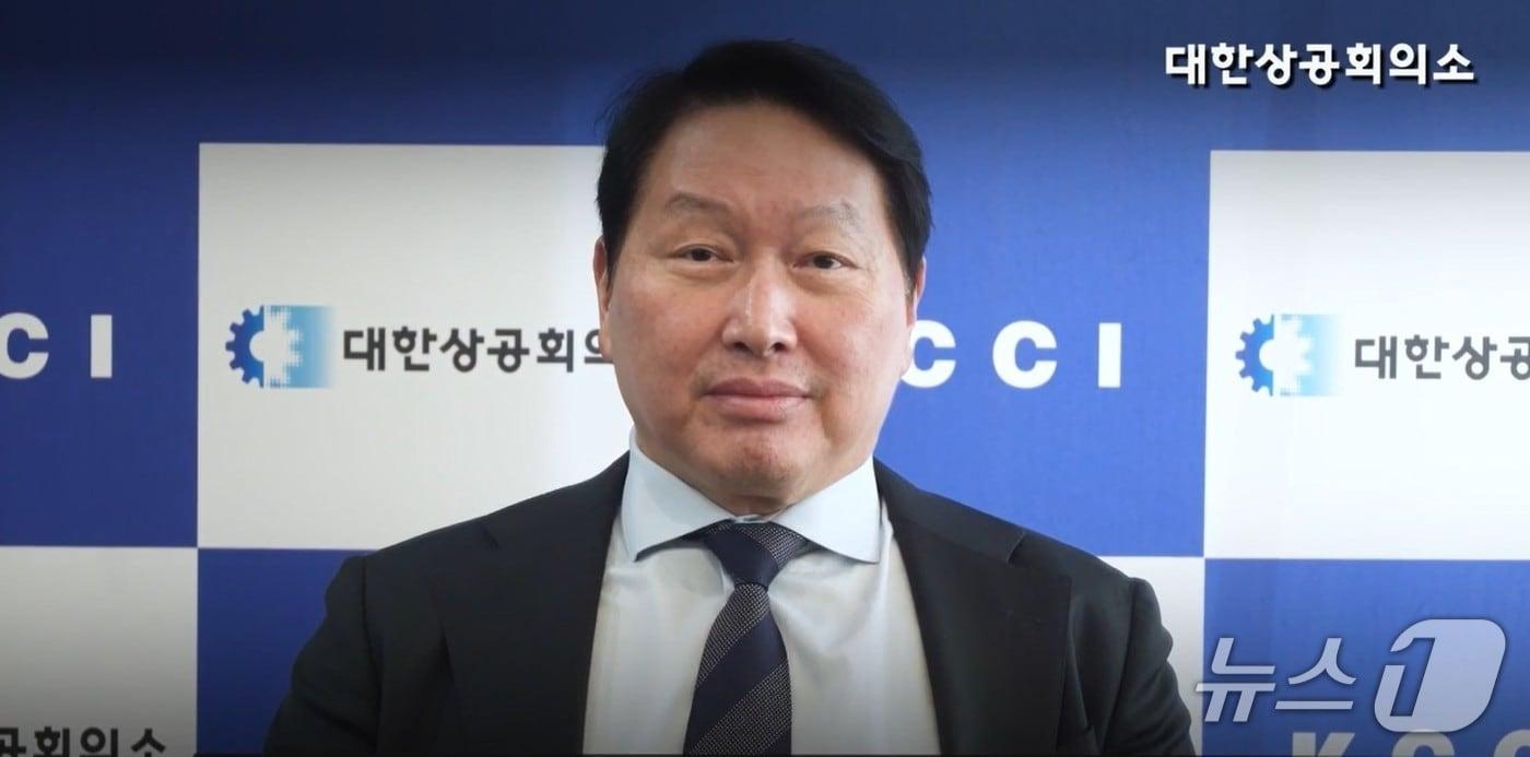 본문 이미지 - 최태원 대한상공회의소 회장이 7일 '뉴스1 미래포럼 2026'(NFF 2026)에서 영상축사를 하고 있다. 2026.5.7 ⓒ 뉴스1