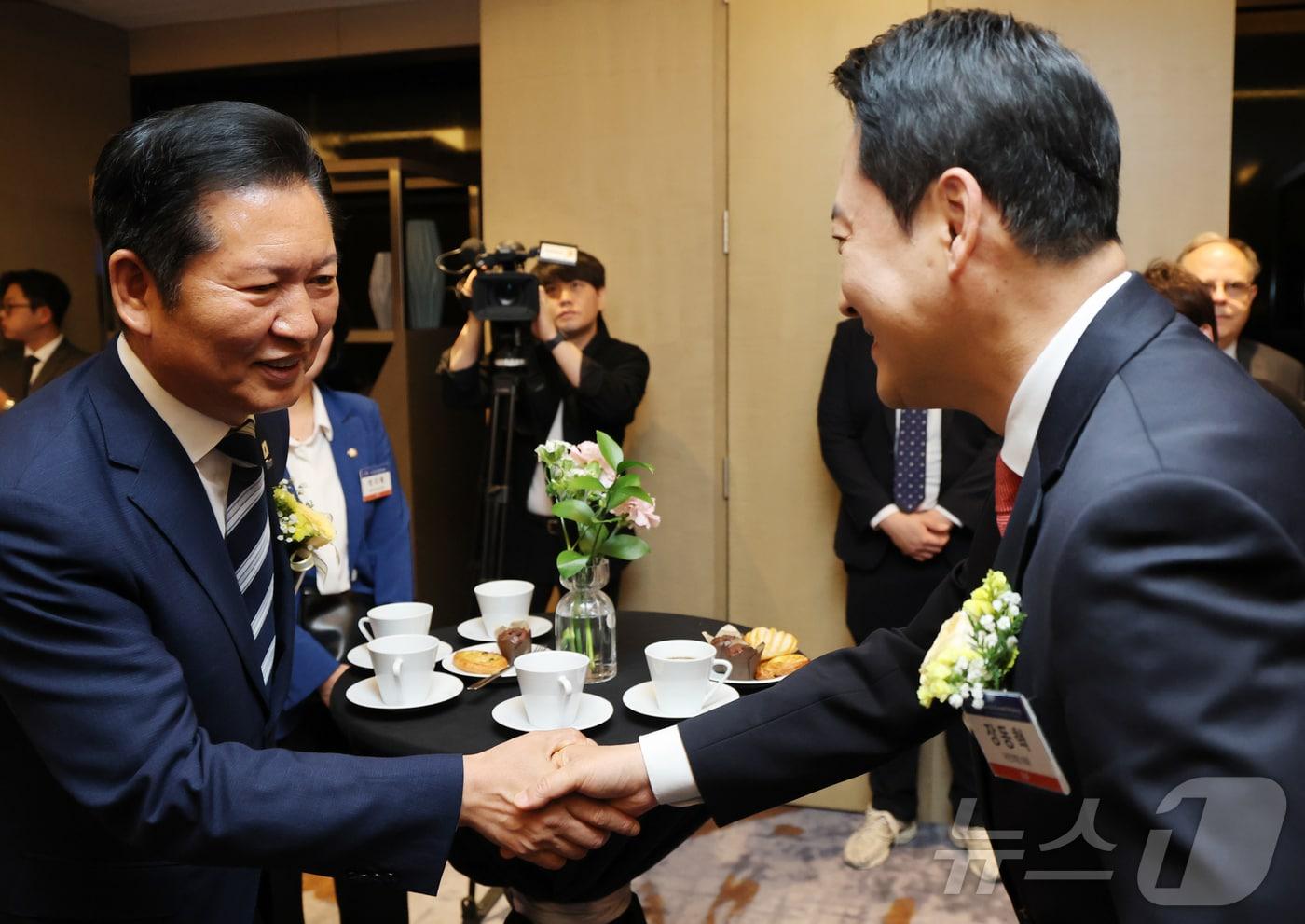본문 이미지 - 정청래 더불어민주당 대표(왼쪽)와 장동혁 국민의힘 대표가 7일 서울 여의도 페어몬트 앰배서더 호텔에서 열린 뉴스1 미래포럼에 앞서 열린 차담회에서 인사하고 있다. 2026.5.7 ⓒ 뉴스1 임세영 기자