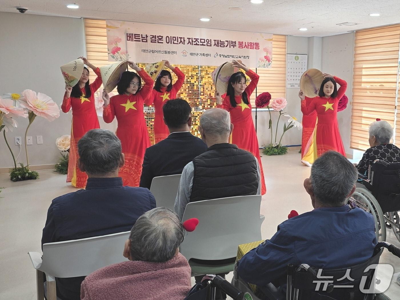 본문 이미지 - 지난 6일 열린 자조모임 봉사활동 모습(태안군 제공. 재판매 및 DB금지)2026.5.7/뉴스1