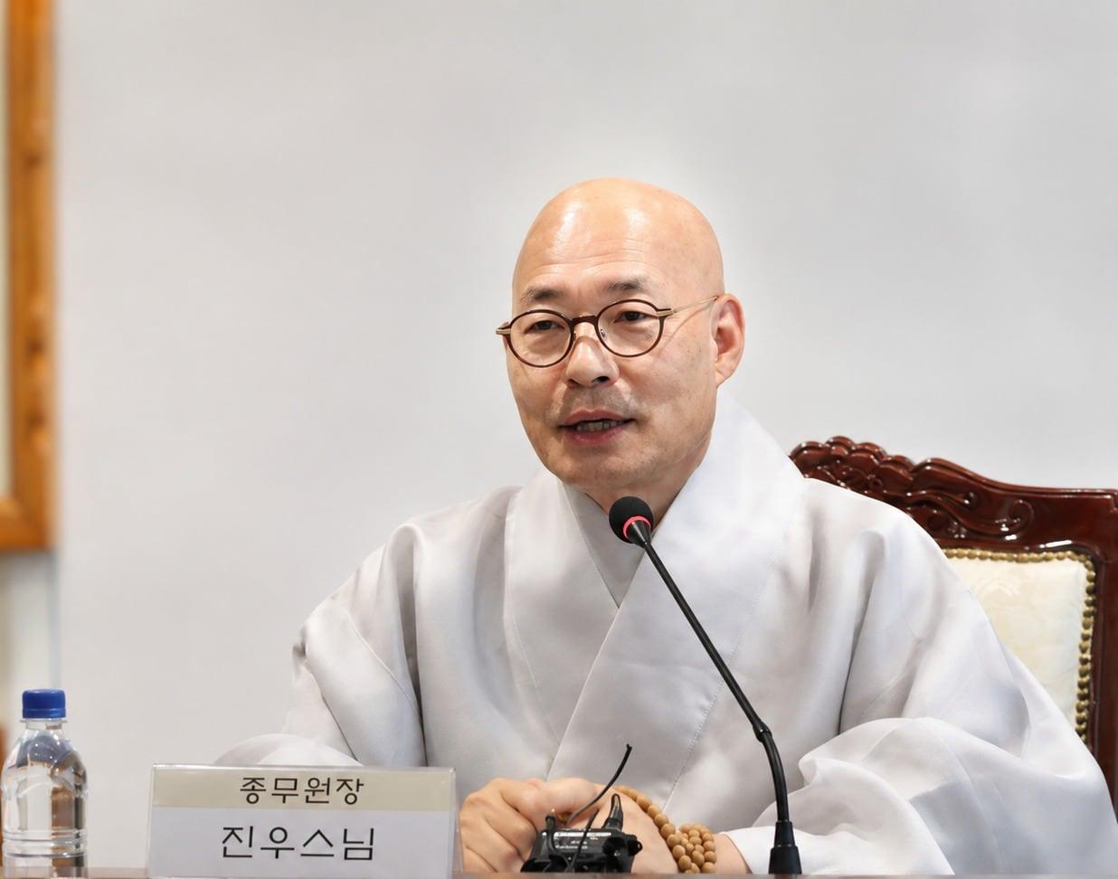 본문 이미지 - 진우스님은 "한국불교가 전통의 가치를 오늘의 감각으로 다시 풀어내며 청년과 만나는 흐름을 만들고 있다"며 "한국불교에 젊고 활기찬 변화의 물결이 치고 있다"고 말했다.