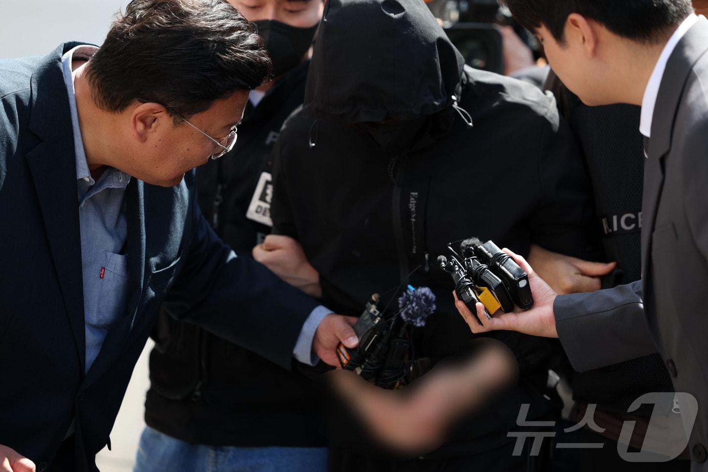 본문 이미지 - 광주 도심에서 일면식 없는 여고생을 살해한 장 모 씨(24)가 7일 구속 전 피의자 심문(영장실질심사)를 받기 위해 광주지방법원에 들어서고 있다. 2026.5.7 ⓒ 뉴스1 이승현 기자