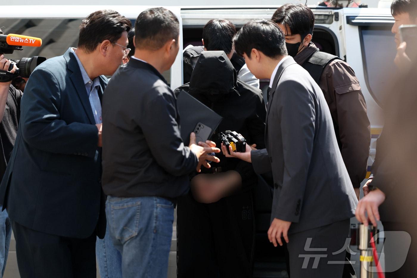 본문 이미지 - 광주 도심에서 일면식 없는 여고생을 살해한 장 모 씨(24)가 7일 구속 전 피의자 심문(영장실질심사)를 받기 위해 광주지방법원에 들어서고 있다. 2026.5.7 ⓒ 뉴스1 이승현 기자