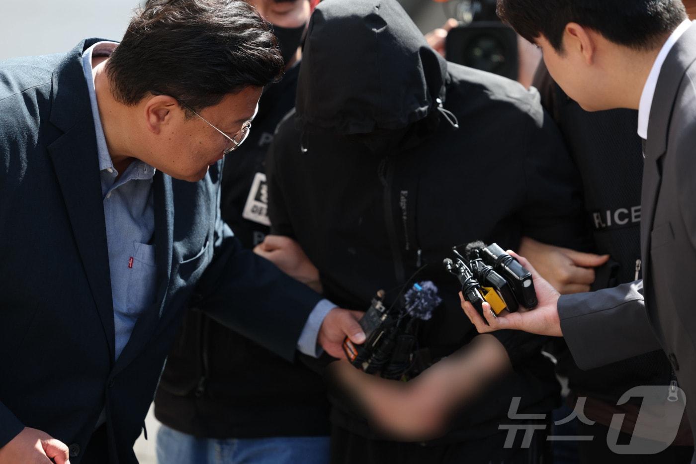 본문 이미지 - 광주 도심에서 일면식 없는 여고생을 살해한 장 모 씨(24)가 7일 구속 전 피의자 심문(영장실질심사)를 받기 위해 광주지방법원에 들어서고 있다. 2026.5.7 ⓒ 뉴스1 이승현 기자