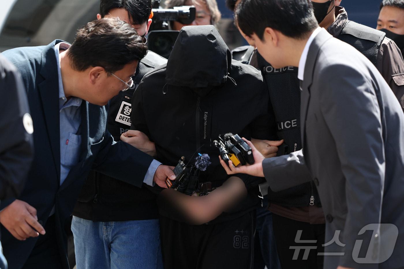 본문 이미지 - 광주 도심에서 일면식 없는 여고생을 살해한 장 모 씨(24)가 7일 구속 전 피의자 심문(영장실질심사)를 받기 위해 광주지방법원에 들어서고 있다. 2026.5.7 ⓒ 뉴스1 이승현 기자