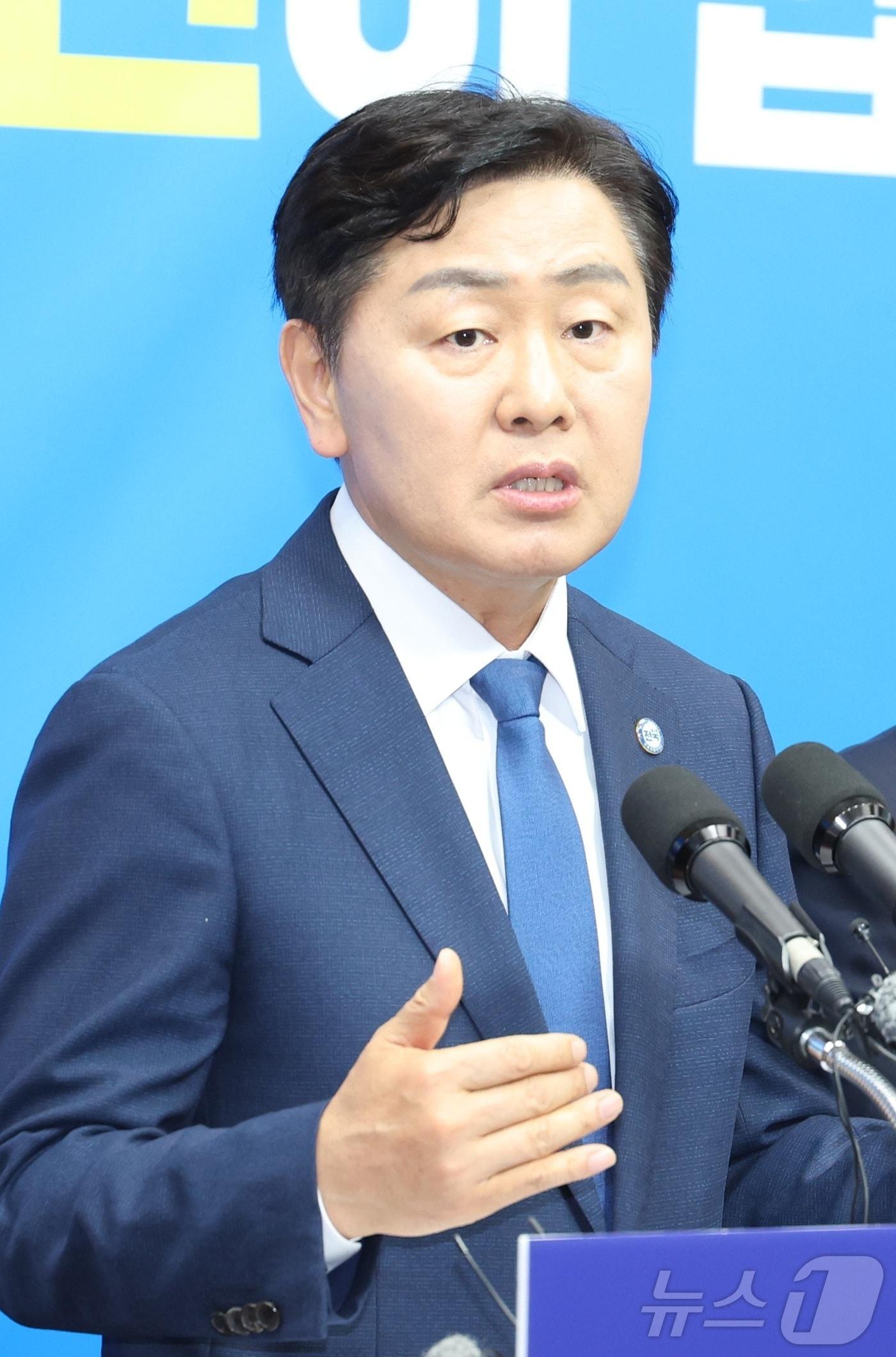 본문 이미지 - 김관영 전북도지사 예비후보가 7일 전북 전주시 전북특별자치도의회에서 무소속 출마 의사를 밝히고 있다. ⓒ 뉴스1 유경석 기자