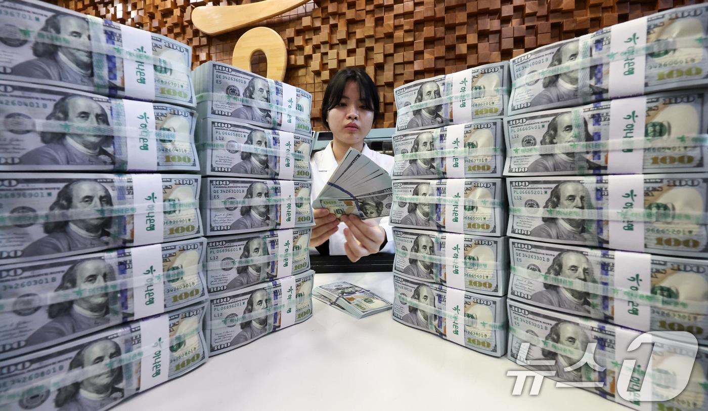 본문 이미지 - 서울 중구 하나은행 위변조대응센터에서 관계자가 달러화를 정리하고 있는 모습. 2026.5.7 ⓒ 뉴스1 임지훈 인턴기자
