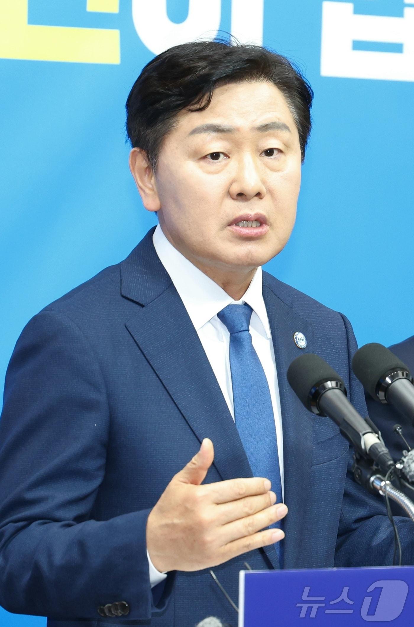 본문 이미지 - 김관영 전북도지사 예비후보가 7일 전북 전주시 전북특별자치도의회에서 무소속 출마 의사를 밝히고 있다. 2026.5.7 ⓒ 뉴스1 유경석 기자